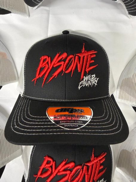 Bordado de logotipos en gorras con técnica de alto relieve y precisión industrial.